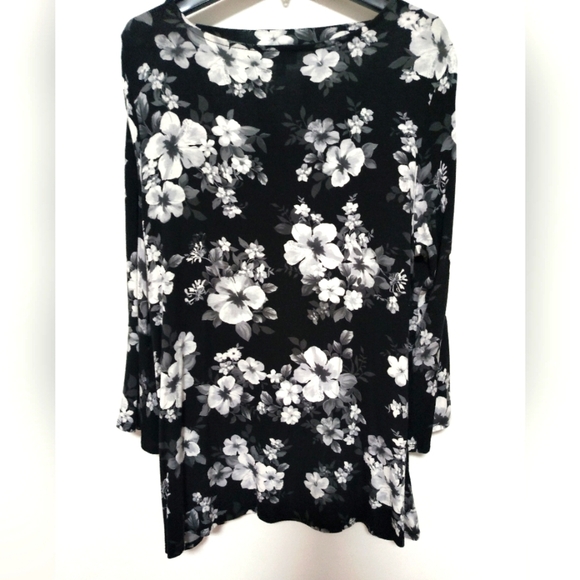 Avenue Black and White Floral Top / Size 2X - Picture 5 of 10